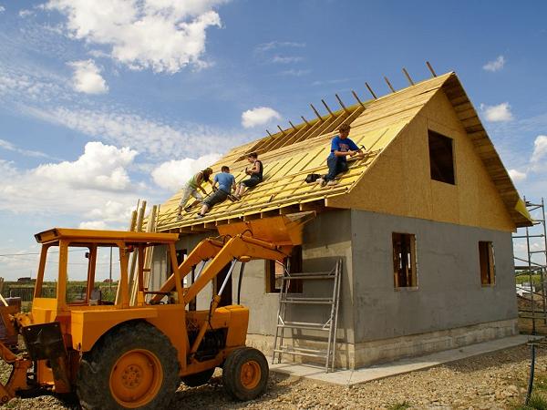 Raising the roof trusses at Caminul Felix, Oradea, Romania